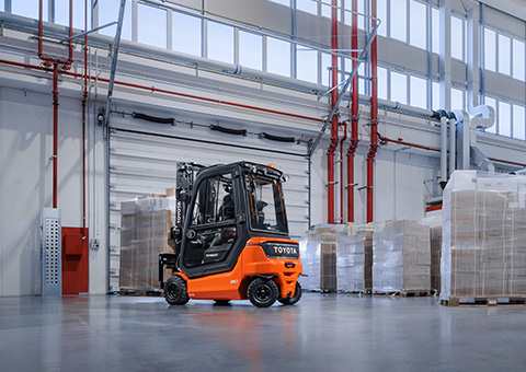 2 vorkheftrucks zijn in een magazijn pallets aan het vervoeren