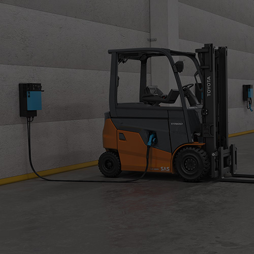 Chariot élévateur Toyota en cours de recharge avec une batterie lithium-ion